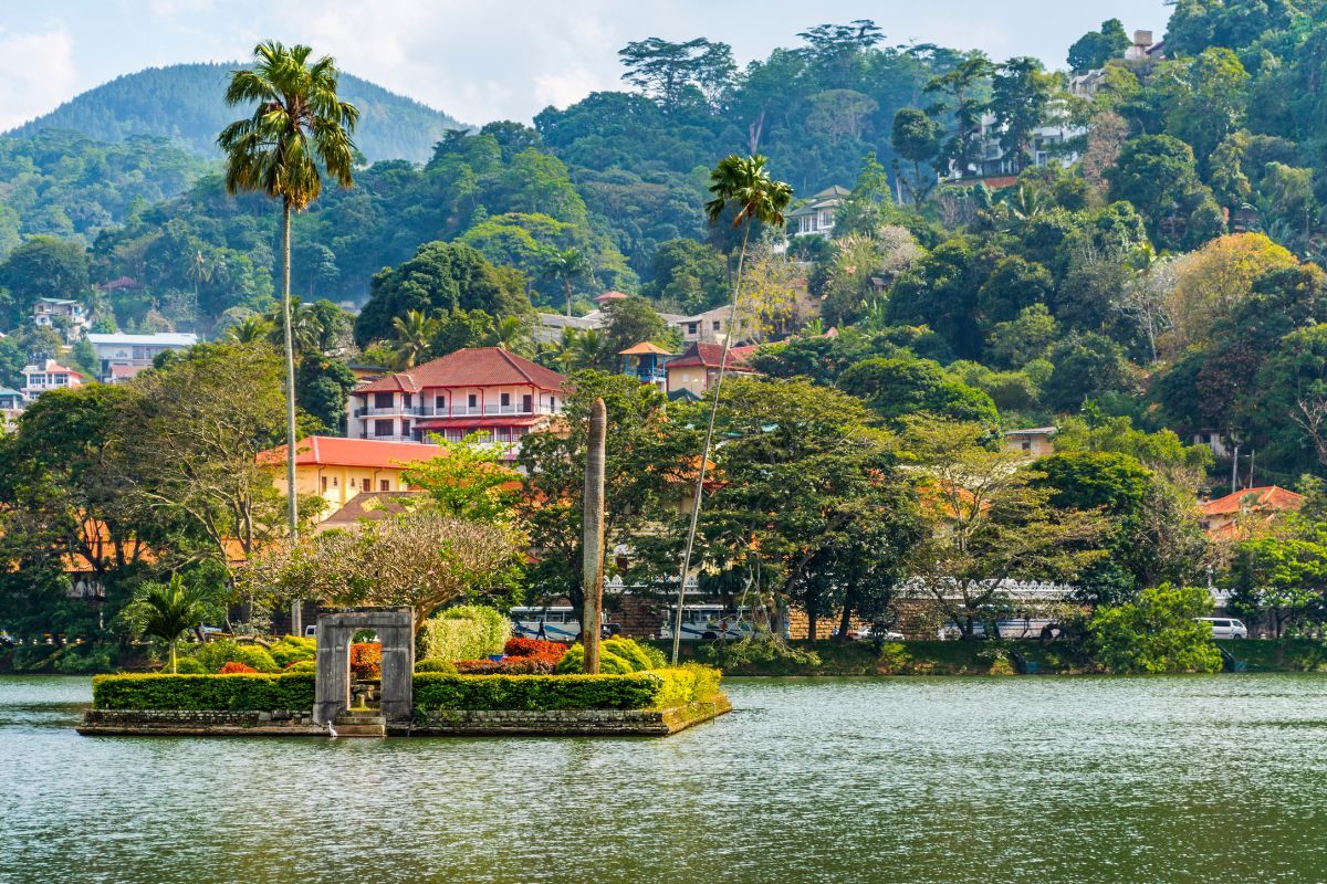 Cost-to-visit-Kandy-Lake-Sri-Lanka_result.jpg